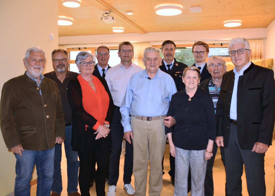 Teublitz. Albert Duschinger, Träger der Bürgermedaille, feierte seinen 90. Geburtstag in Burglengenfeld mit Familie, Freunden und zahlreichen Vertretern aus der Gemeinschaft. Er ist bekannt für sein langes ehrenamtliches Engagement in verschiedenen Vereinen und der Kommunalpolitik.