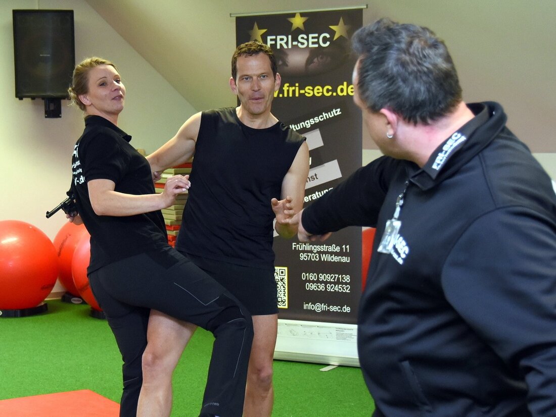 Neustadt/WN. Dass Politiker die Bodenhaftung verlieren, soll ja ab und an vorkommen. Bei Bundestagsabgeordneten Albert Rupprecht passierte das wortwörtlich – beim Sicherheitstraining mit den Profis der Security-Firma Fri-Sec. Der Wahlkreisabgeordnete [&hellip;]