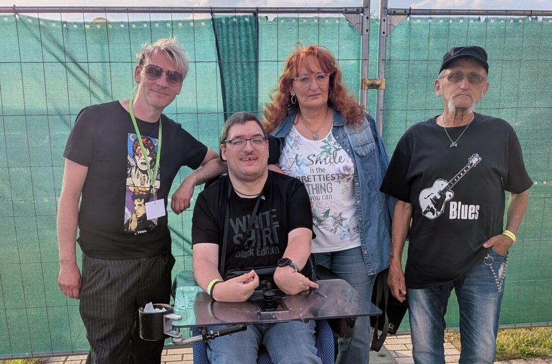 Tännesberg. Beim 19. Oberpfalz-Festival traf Alexander Schubert aus Ensdorf dank Peter Gattaut Günther Sigl von der Spider Murphy Gang und Markus Engelstädter. Ein Erinnerungsfoto durfte nicht fehlen.