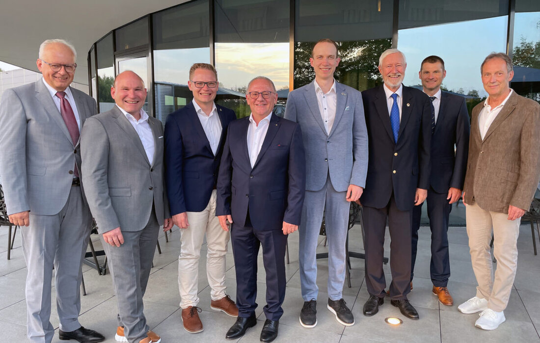 Weiden. Prof. Dr. Alexander Schuh ist neuer Präsident des Lions Clubs Weiden. Der Weidener Orthopäde übernahm das Amt bei der traditionellen Ladies Night im Restaurant „Elements“ in Weiherhammer von Dr. Franz Wach.