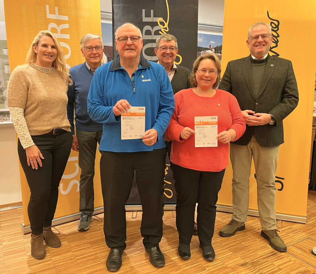 Schwandorf. Im Rahmen der Aktion „Schwandorf bewegt sich“ haben Sportmoderator Armin Wolf und seine Frau Alexandra das Deutsche Sportabzeichen abgelegt. Oberbürgermeister Andreas Feller verlieh Gold und Bronze im Rathaus.