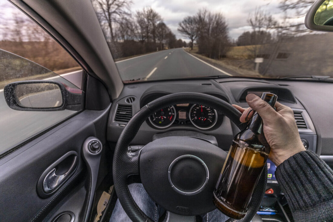 Weiden. Mit mehr als 20 km/h zu viel auf dem Tacho und Alkohol im Blut wurde ein Mann aus dem Landkreis Tirschenreuth in der Frauenrichter Straße gestoppt. Der Mann (26) [&hellip;]