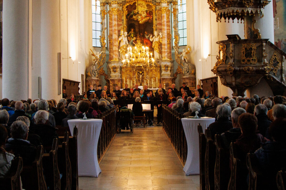Weiden. Der Chor All Generations begeisterte über 300 Besucher in St. Michael und ersang 2100 Euro für den Zeltlagerplatz Plößberg. Am 30. November um 17 Uhr folgt ein Benefizkonzert in Neustadt.