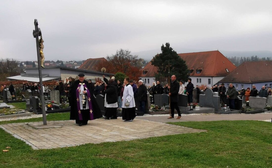 Eslarn. An Allerheiligen gedenken die Menschen in Eslarn ihrer Verstorbenen durch Grabpflege und eine Prozession zum Friedhof, wo die Gräber gesegnet werden. Der Volksbund Deutsche Kriegsgräberfürsorge sammelte Spenden für die Pflege von Kriegsgräberstätten.