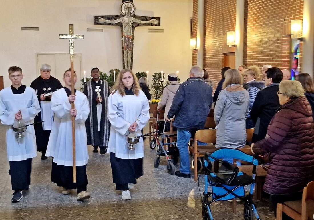 Weiden. An Allerheiligen versammelten sich Gläubige im Waldfriedhof, um der Verstorbenen zu gedenken und die Gräber zu segnen. Die Feierlichkeiten beinhalteten eine gemeinsame Andacht und das Musizieren der Bläsergruppe St. Elisabeth.