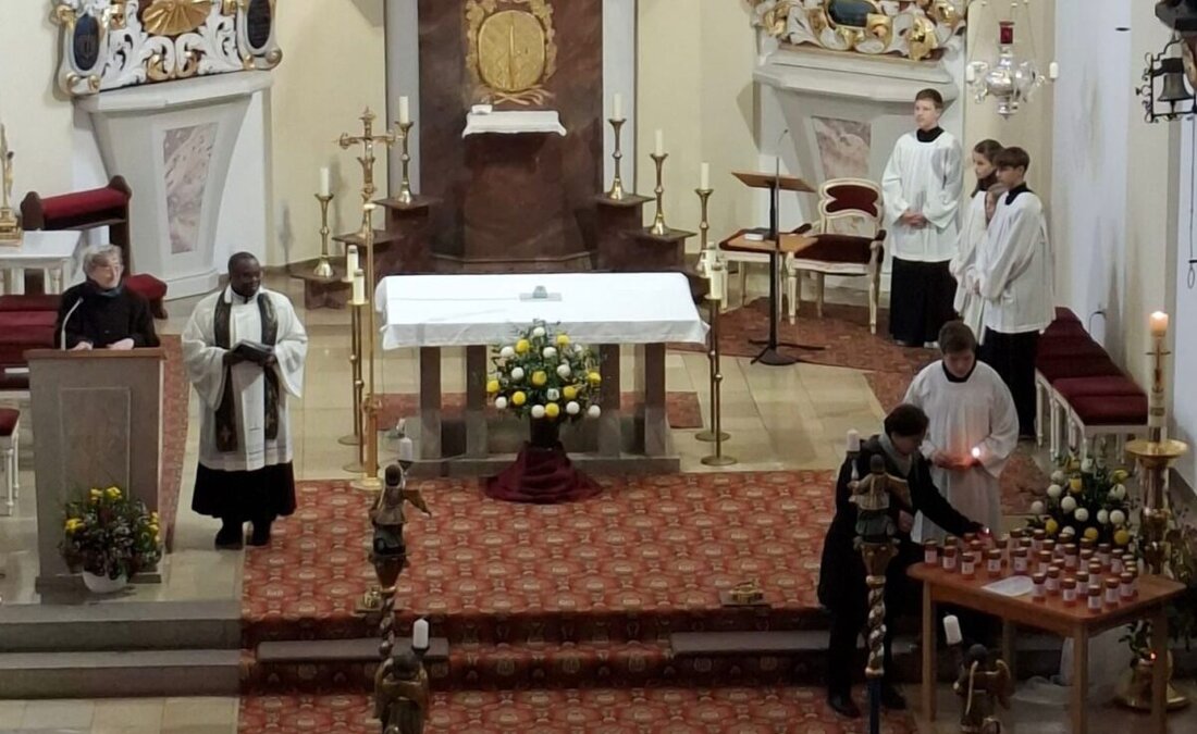 Eslarn. An Allerheiligen und Allerseelen gedenken Gläubige ihren Verstorbenen in Kirche und Friedhof. Kerzen, Gebete und ein Zug zur Gräbersegnung prägten die Feier, musikalisch begleitet von Chor und Blasmusik.