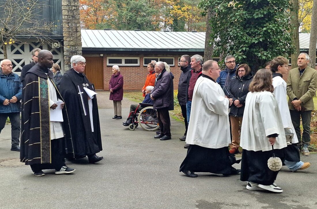 Weiden. Am Allerheiligentag kamen viele Gläubige im Waldfriedhof zusammen, um ihrer Verstorbenen zu gedenken und Trost zu finden. Prozession, Gebete und Musik stärkten Hoffnung und Gemeinschaft.