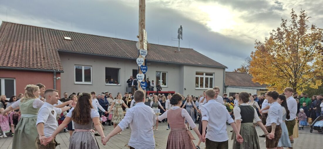 Neudorf b. Luhe. Der nächste Höhepunkt steht vor der Tür: Vom 16. bis 19. Oktober dreht sich in Neidaff wieder alles um die Allerweltskirwa. Seit Wochen laufen die Vorbereitungen, werden Tanzschritte geprobt, Termine abgestimmt, Kirwa-Herzen und -Krüge gestaltet und die ersten Dirndl und Lederhosen bereitgelegt.