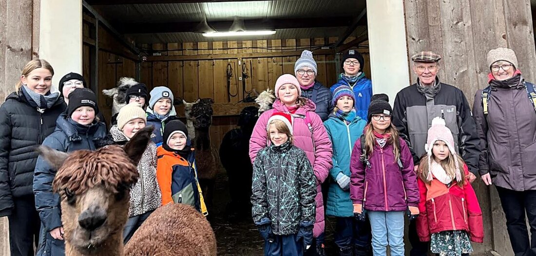Weiden. Die Kindergruppe der Siedlergemeinschaft Rehbühl erlebte eine aufschlussreiche Biologiestunde bei einer Wanderung mit Alpakas und Lamas. Unter fachkundiger Anleitung lernten sie viel über die Tiere und genossen die Natur.