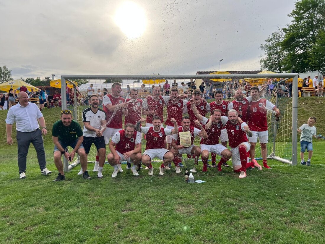 Schnaittenbach. Beim Kleinfeld-Cup 2026 triumphieren die Alpen Spalter im Finale mit drei zu zwei gegen AS Tralkörper. 16 Teams erzielten in 48 Spielen 169 Tore; Sonnenschein und sechs Schiris sorgten für reibungslosen Ablauf.