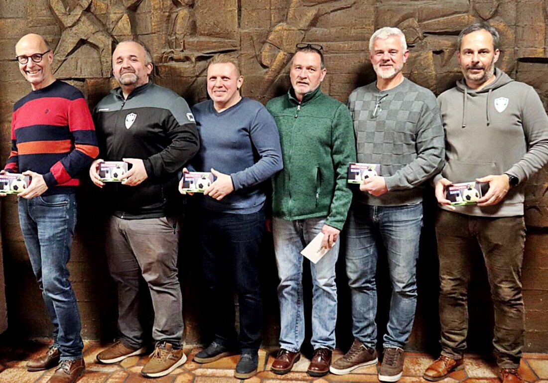 Weiden. Die Alten Herren der SG SV Altenstadt/DJK Weiden feierten Jahresabschluss und ehrten Jubilare, bis zu 300 Einsätze. Saisonbilanz: sechs Siege, sechs Niederlagen, ein Remis; Hallentraining freitags 18.30 Uhr.