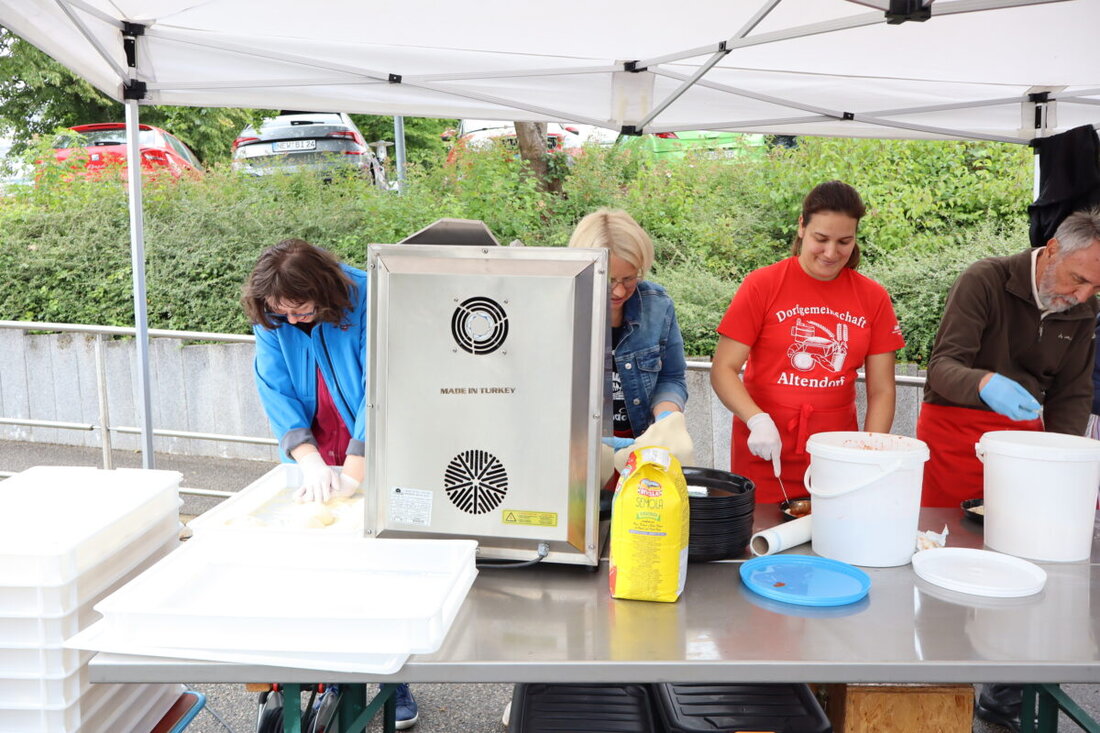 Irchenrieth. Das Altendorfer Pizzafest findet normalerweise jährlich Ende August in Altendorf bei Pressath statt. An diesem Tag werden über tausend Pizzen verkauft. Die gesamten Einnahmen des Pizzafestes werden an soziale Einrichtungen und an die Kinderkrebshilfe Oberpfalz Nord e.V. gespendet. Letztes Jahr kam das HPZ Irchenrieth erneut bei der Spendenvergabe auf die Verantwortlichen zu und fragte, ob es möglich wäre, ein paar Pizzen vor Ort in der Förderstätte zu backen. Da mussten die Altendorfer gar nicht lange überlegen und haben am Donnerstag ein kleines Pizzafest im HPZ in Irchenrieth veranstaltet.