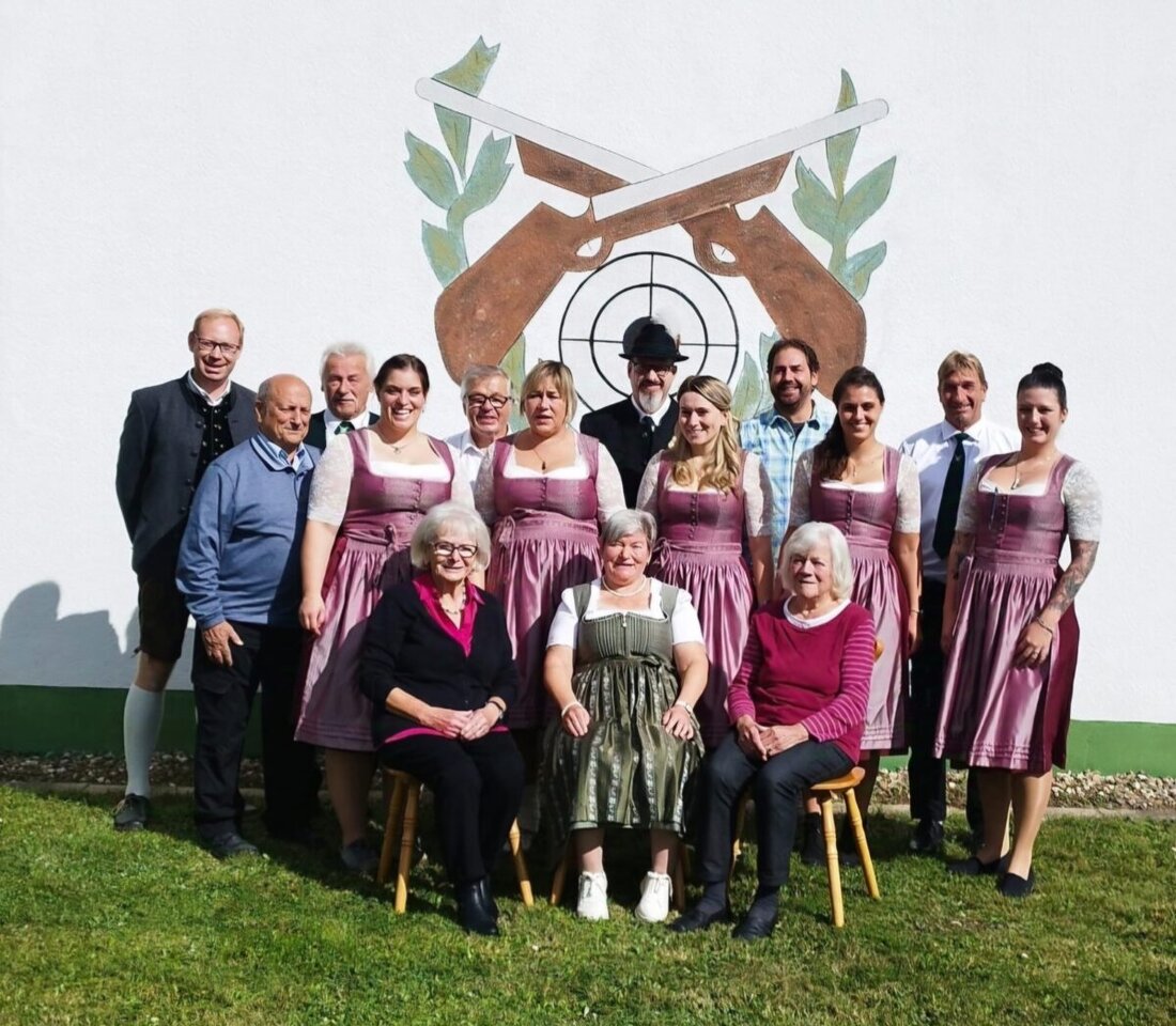 Altenstadt. Die Schützengesellschaft feierte ihr 70-jähriges Bestehen mit einem Preisschafkopf, Zoiglabend und Kirchweihgottesdienst. Weniger Besucher als erwartet nahmen am Jubiläum teil, das Anlass zur Freude über die Fortsetzung der Vereinsgeschichte gab.