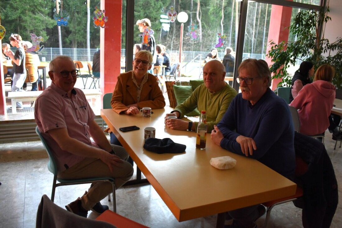 Altenstadt. Am Tag der offenen Tür präsentierte die Mittelschule Altenstadt ihren Fokus auf Klimaschutz und Digitalisierung, inklusive einer Handysammelaktion und Kickbox-Vorführung.