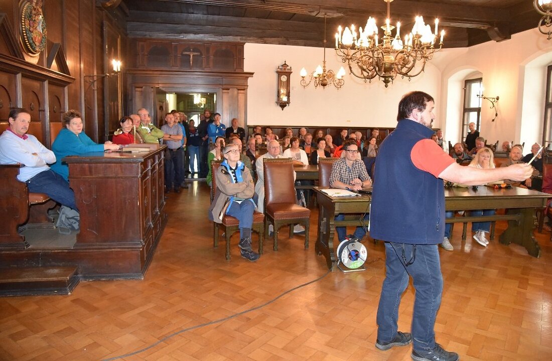 Weiden. Die Sanierungsarbeiten am Alten Rathaus in Weiden sind im vollem Gange. Zum Tag des offenen Denkmals gab’s die einmalige Chance einen Blick ins Innere der Baustelle zu werfen. Diese [&hellip;]