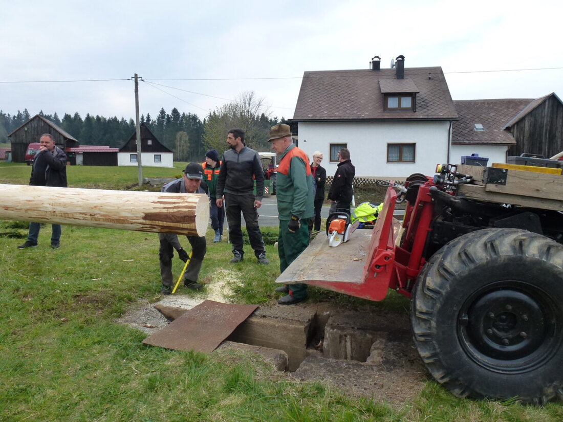 Altglashütte. Der OWV Altglashütte plant wieder die Aufstellung eines Maibaums am 1. Mai, mit Vorbereitungen wie dem Streuholen am 24. April und dem Kränzebinden am 25. April. Technische Hilfe bietet ein Unimog mit Seilwinde, zum Abschluss gibt es Getränke und Grillspezialitäten für alle Helfer.