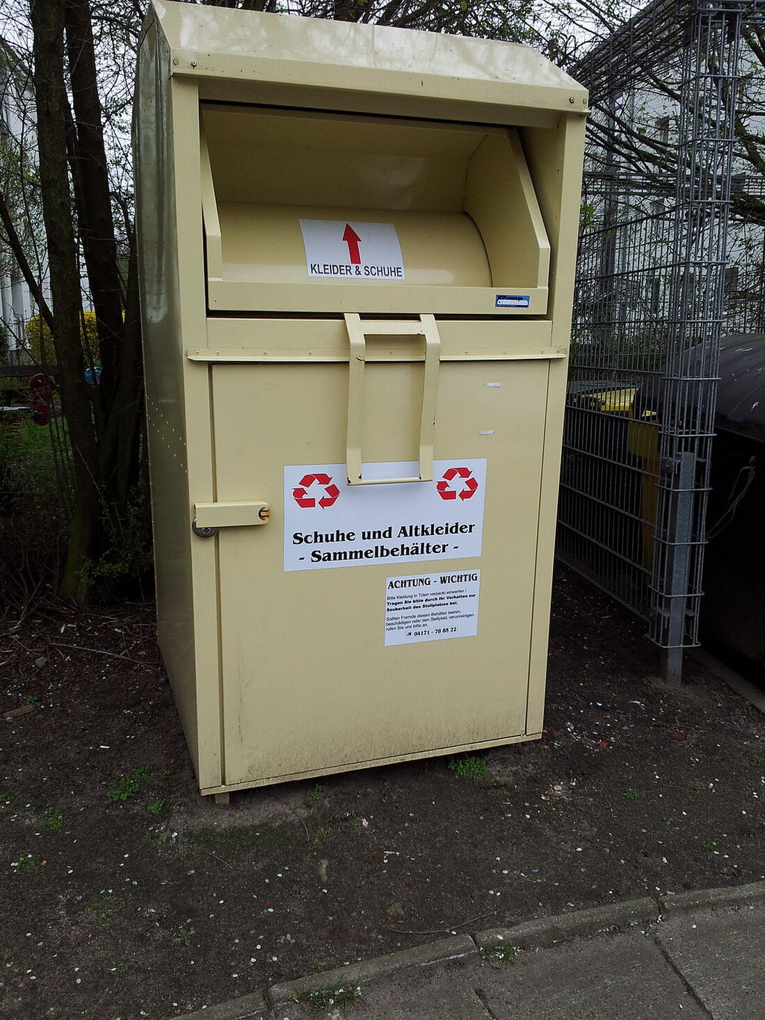 Thumsenreuth. In einem Altkleidercontainer brach ein Feuer aus. Jetzt ermittelt die Polizei wegen vorsätzlicher Brandstiftung. Heute Nacht gegen 23.30 Uhr geriet gegenüber des Thumsenreuther Friedhofes ein Altkleidercontainer des Bayerischen Roten [&hellip;]