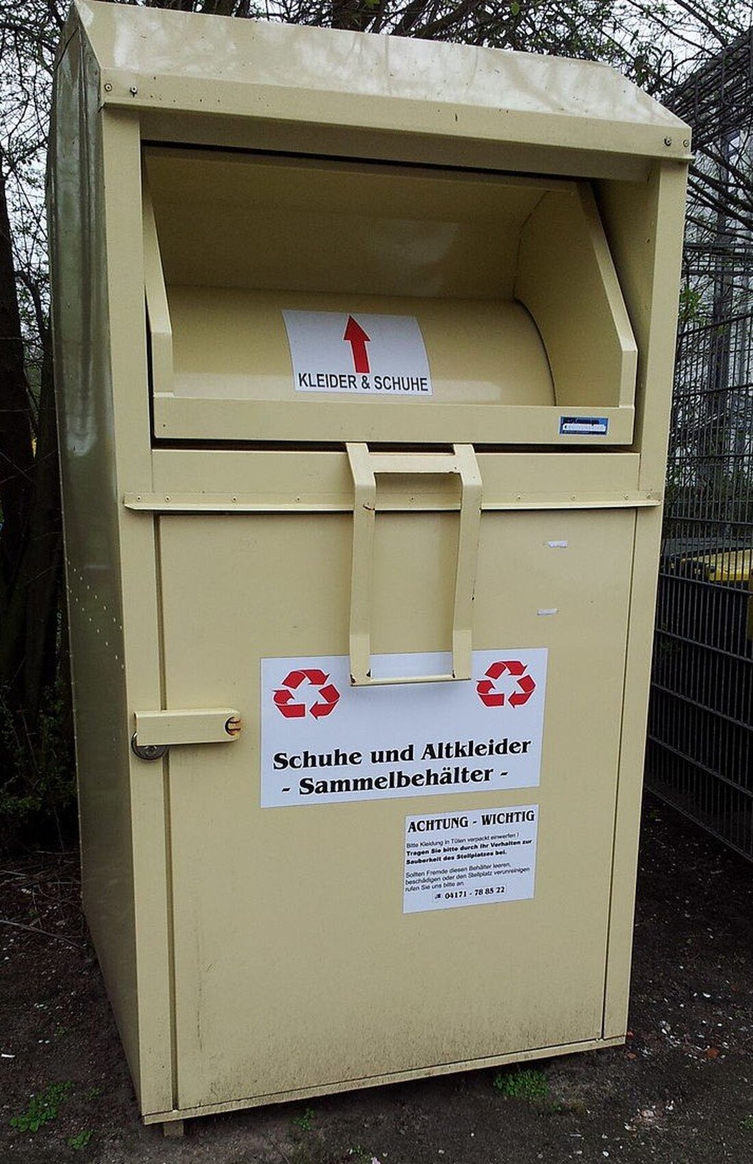 Waldsassen. Ein lauter Knall riss heute einige Waldsassener aus dem Schlaf. Ein Unbekannter hatte einen Altkleidercontainer in Brand gesetzt. 