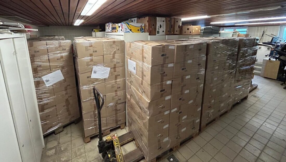 Floß. Die vom Katholischen Männerverein durchgeführten Altkleidersammlungen finden aufgrund von Kriegsfolgen keine Abnehmer mehr, doch nun spendet der Verein die Kleidung an die NGO SpaceEye für Kriegsopfer. Die Aktion zeigt ein beachtliches Engagement und christliche Nächstenliebe.