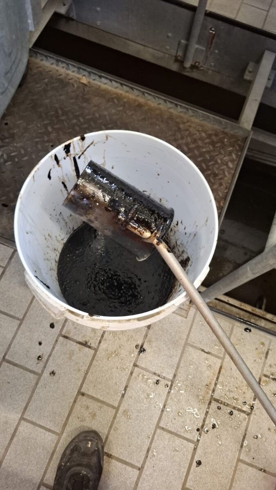 Waidhaus. Unbekannte haben illegal Altöl über die Kanalisation entsorgt, was Schäden in der Kläranlage und Umweltbelastung verursachte. Die schnelle Reaktion verhinderte Schlimmeres, verursacht jedoch hohe Entsorgungskosten.