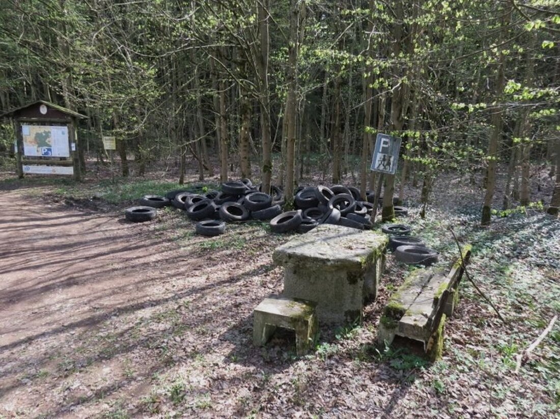 Neustadt/Kulm. Bei der Entsorgung der Altenreifen hat sich ein Unbekannter keine großen Mühen gemacht: Der Täter hat die 60 Auto- und Transportreifen kurzerhand mitten auf einem Wanderparkplatz nördlich von Neustadt [&hellip;]