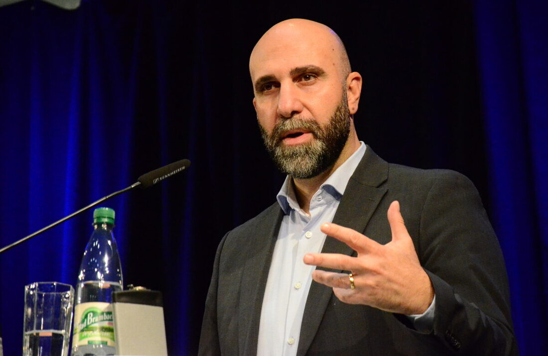 Weiden. Ahmad Mansour warnt bei einem Vortrag in Weiden vor "hybrider Kriegsführung" des islamistischen Terrors. Im Zusammenhang mit dem Gaza-Krieg und Israel ergieße sich auf Social Medias ein "Tsunami an Desinformation". 