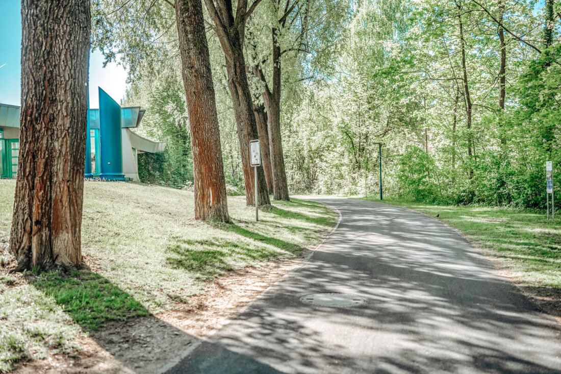 Amberg. Die Stadt Amberg hat die Sanierung des Geh- und Radwegs am Kurfürstenbad für rund 14.000 Euro abgeschlossen, wodurch der beliebte Abschnitt jetzt wieder uneingeschränkt nutzbar ist.