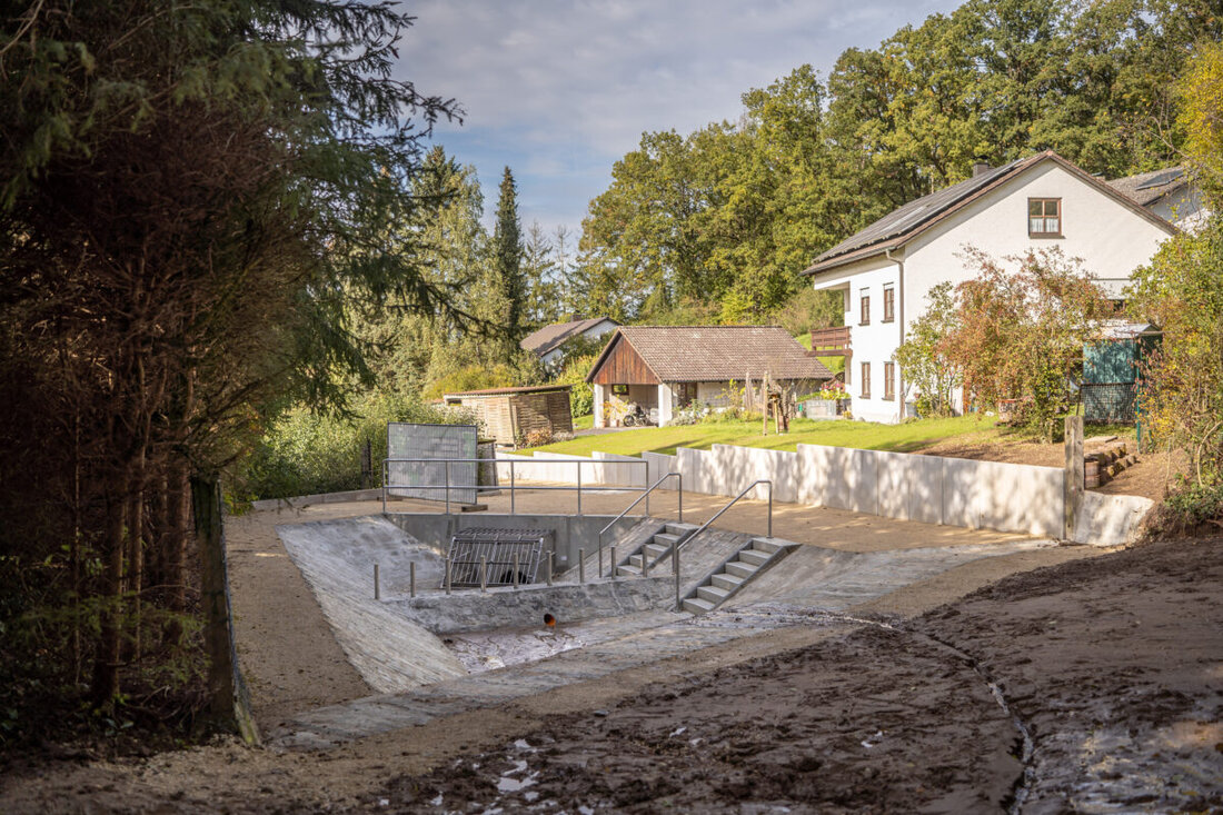 Amberg. Eine umfassende Maßnahme zum Hochwasserschutz in der Hauerstraße wurde erfolgreich fertiggestellt, um zukünftige Überschwemmungen zu verhindern. Das Projekt kostete 750.000 Euro und bietet Schutz vor einem 100-jährlichen Hochwasserereignis.