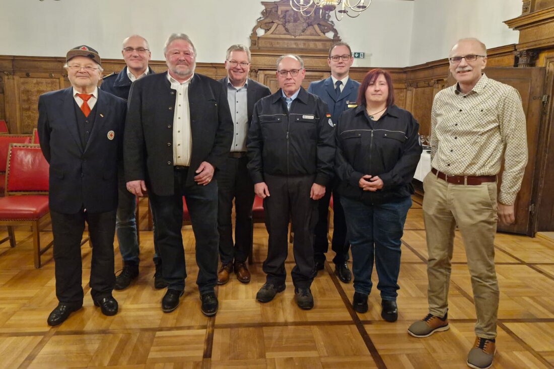 Amberg. Mitglieder von BRK und THW wurden für ihren langjährigen Einsatz mit Ehrenzeichen ausgezeichnet, darunter zwei mit dem großen Ehrenzeichen für 50 Jahre Dienst. Die Feier fand im kleinen Rathaussaal statt, wobei der Dank für jahrzehntelangen Dienst betont wurde.