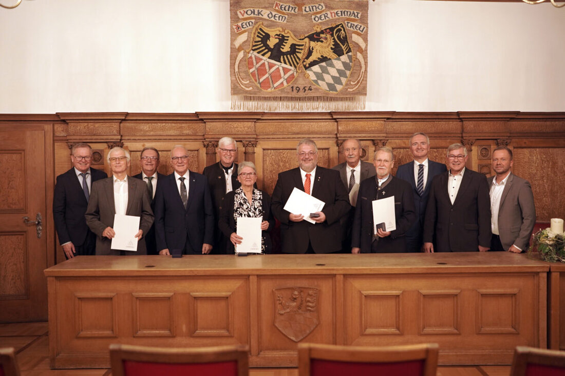 Amberg. Die Stadt Amberg ehrte Bürger für ihr Engagement mit der Bürgermedaille und der Ehrenmedaille in Silber bei einem festlichen Abend im Rathaus. Heinz Donhauser erhielt die Bürgermedaille für sein jahrzehntelanges Wirken im Stadtrat und ehrenamtliches Engagement.