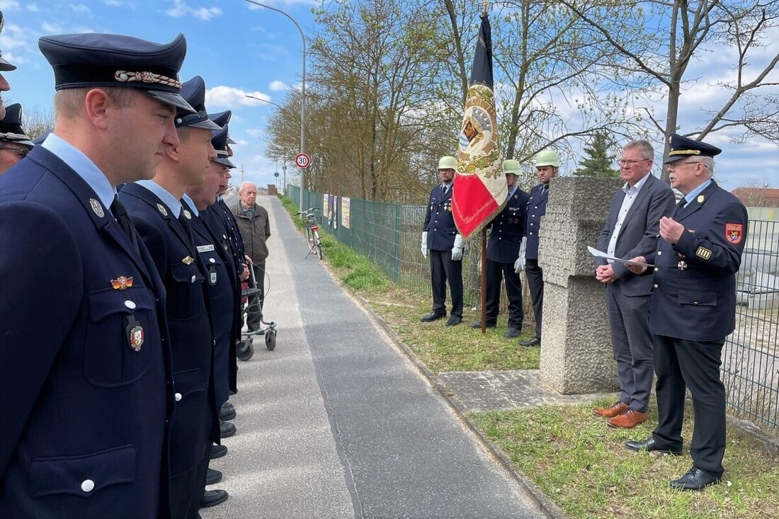 Amberg. Der Amberger Oberbürgermeister Michael Cerny und die Feuerwehr gedachten der Opfer des Bombenangriffs von 1945.  Ein Kreuz von Manfred Raumberger ist seit 1985 Mahnmal für den Frieden.