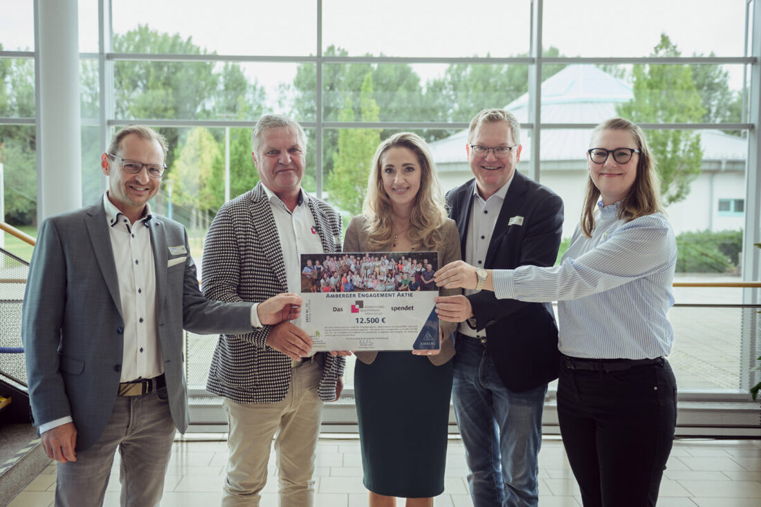 Amberg. Beim Sommerfest dankte OB Michael Cerny 170 ehrenamtlichen Helfern für ihren Einsatz und überreichte eine Engagement-Aktie an das Werkvolk eG, die mit 12.500 Euro die Freiwilligenagentur unterstützten.