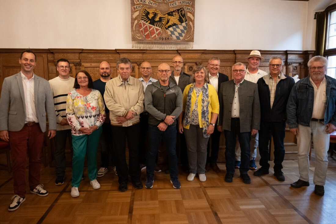 Amberg. Oberbürgermeister Michael Cerny würdigte Blutspender für ihren ehrenamtlichen Einsatz bei einer Feier im Kleinen Rathaussaal. Insgesamt 20 Personen erhielten Auszeichnungen für bis zu 175 Blutspenden.