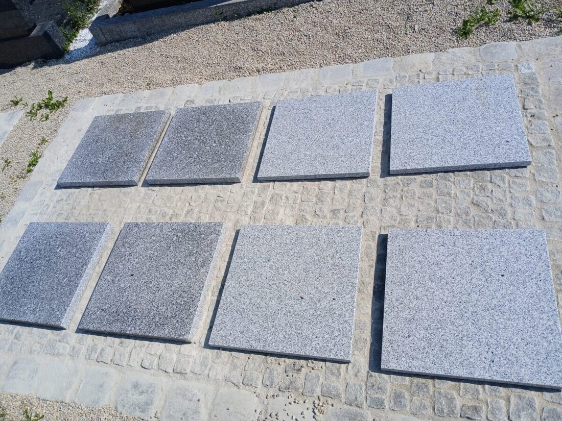 Amberg. Auf dem Dreifaltigkeitsfriedhof wurden 16 neue Grabplätze für Urnenkammern in der Erde angelegt, die eine individuelle Gestaltung ermöglichen. Die Nachfrage nach Feuerbestattungen und pflegearmen Ruhestätten steigt, weshalb die Stadt Amberg auf diese Trends mit neuen Bestattungsformen reagiert.