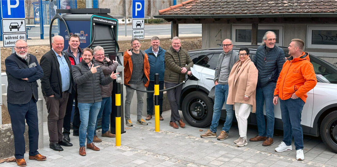 Amberg. Die Stadtwerke Amberg erweitern ihr Angebot um eine neue Elektro-Schnellladesäule beim Kurfürstenbad und planen weitere Expansion im Bereich Elektromobilität. Aktuell bieten sie vier Schnellladesäulen, 37 öffentliche AC-Lademöglichkeiten und diverse Lösungen für daheim und Unternehmen.