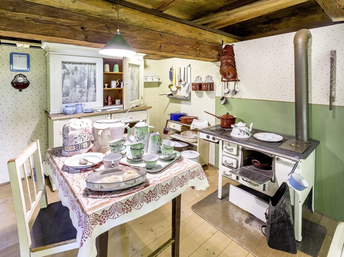 Amberg. Am Sonntag findet im Stadtmuseum eine öffentliche Führung zur Geschichte der Baumann-Emailgeschirre statt, die als Küchenrevolution weltweiten Erfolg erlangten.