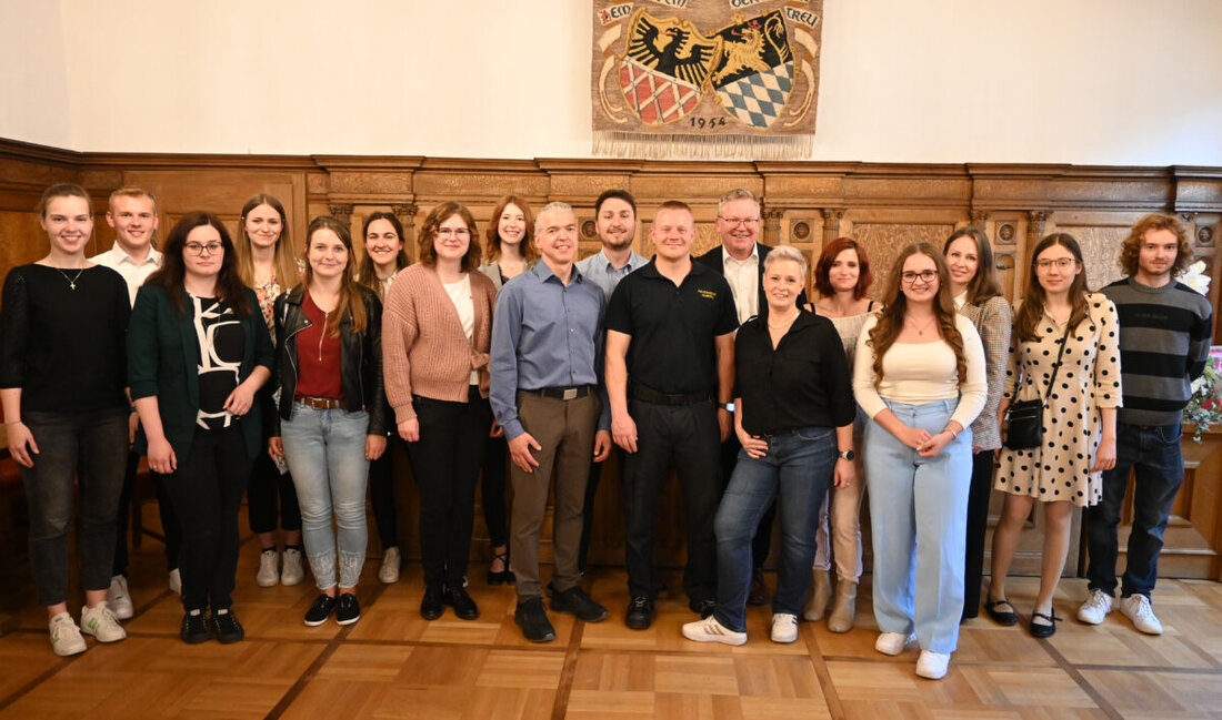 Amberg. OB Michael Cerny ehrte städtische Mitarbeiter für erfolgreiche Ausbildungs- und Prüfungsergebnisse im Kleinen Rathaussaal. Die Mitarbeiter dankten den Ausbildern.