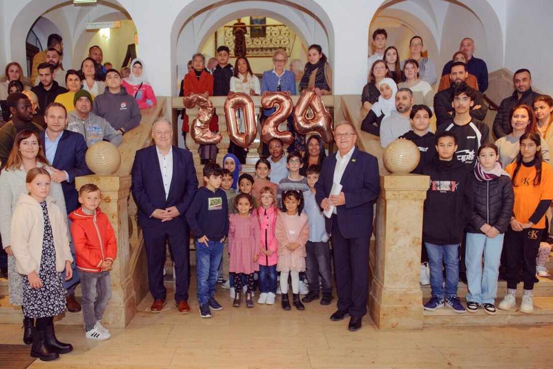 Amberg. Die Stadt Amberg und der Landkreis Amberg-Sulzbach feierten am 18. Oktober 2024 die Einbürgerung von ca. 90 Menschen aus 20 Ländern, um Integration und Vielfalt zu betonen.