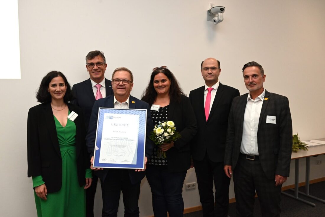 Amberg. Die Stadt Amberg gewinnt den IHK-Kommunalentwicklungsaward 2025 mit ihrem Projekt "Innenstadt-Million", ausgezeichnet für innovative Bürgereinbindung und zukunftsorientierte Stadtentwicklung. Die Ehrung fand in Regensburg statt, wobei das Projekt bereits vorher beim Stadtmarketingpreis Bayern einen Sonderpreis erhielt.
