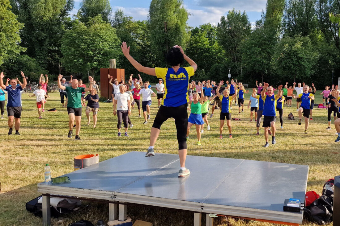 Amberg. Am 25. Juni beginnt die "Fit in den Feierabend"-Aktionsreihe auf der Bleichwiese, die Bewegung nach der Arbeit mit kostenlosen Trainingsangeboten kombiniert. Lokale Sportvereine bieten bis zum 30. Juli jeden Dienstag ab 19 Uhr einstündige Kurse an, und es gibt Preise zu gewinnen.