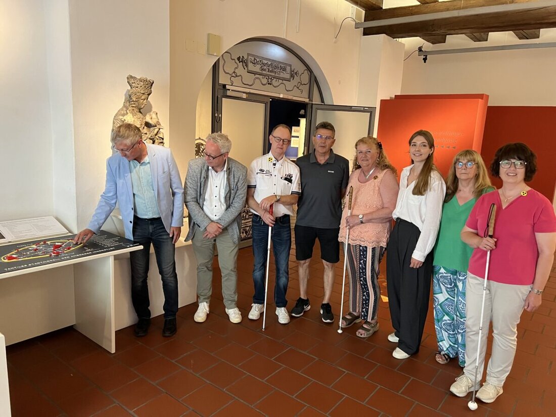 Amberg. Das Amberger Stadtmuseum präsentiert ein taktiles Stadtmodell mit Audiodeskription für blinde und sehbehinderte Menschen, um die Altstadt inklusive Gebäuden und Straßenzügen erfahrbar zu machen. Das Modell wurde in Zusammenarbeit mit einer Fokusgruppe und Experten entwickelt und ist nun dauerhaft im Museum zugänglich.