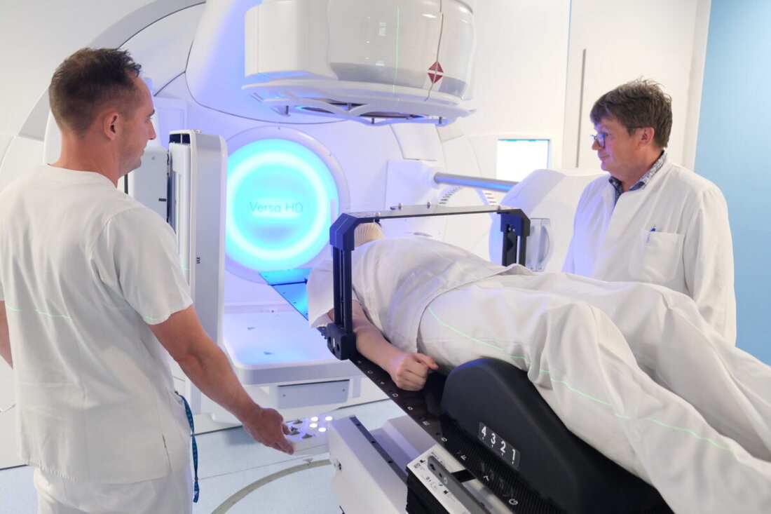 Amberg. Der erste von zwei neuen Linearbeschleunigern in der Strahlentherapie des Klinikum St. Marien Amberg ist jetzt in Betrieb genommen worden. 