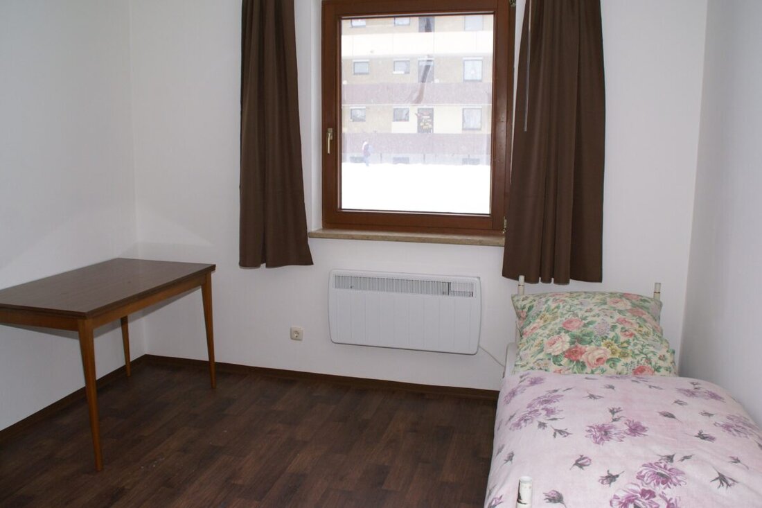 Amberg. Die Stadt öffnet ab dem 21. Oktober 2024 eine Wärmestube für Obdachlose mit Betten und Küchenutensilien, verwaltet von einem Hausmeister.