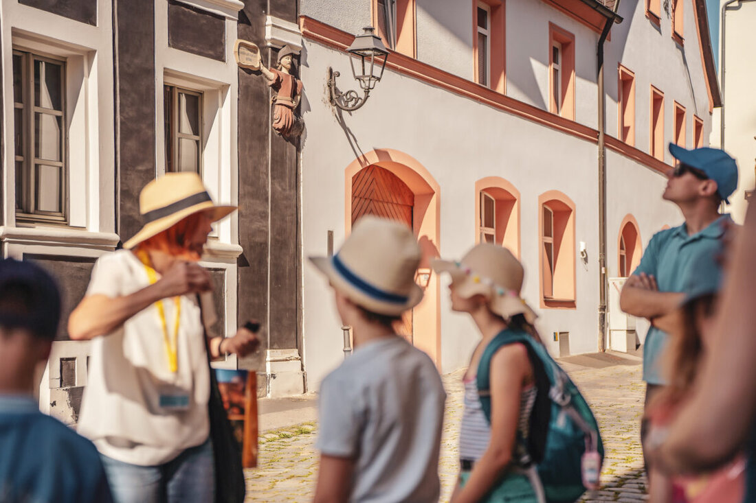 Amberg. Die vhs Amberg bietet eine Gästeführer-Schulung an, die 60 Unterrichtseinheiten umfasst, mit dem Ziel, freiberufliche Stadtführer auszubilden. Die Kursgebühr liegt bei 870 Euro, Anmeldungen sind telefonisch oder online möglich.