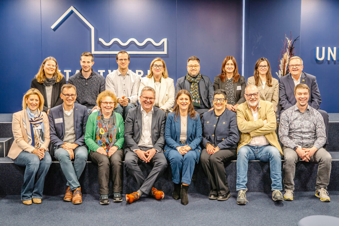 Amberg. Eine Delegation aus der griechischen Stadt Trikala hat kürzlich Amberg besucht, um sich intensiv über die Themen Smart City und Künstliche Intelligenz (KI) auszutauschen. Beide Städte pflegen seit mehr als 25 Jahren eine enge Partnerschaft, die durch regelmäßige Treffen und den Austausch innovativer Ideen stetig vertieft wird.