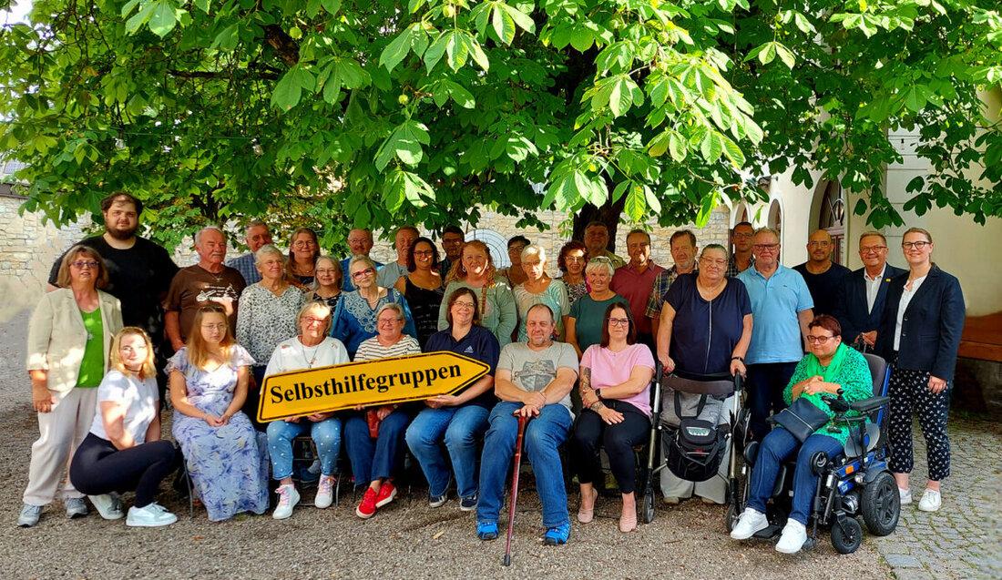 Amberg. Ende Juli fand ein Sommer-Stammtisch für Selbsthilfegruppen statt, bei dem der ehrenamtliche Einsatz von 36 Aktiven aus 24 Gruppen gewürdigt wurde. Die Stadt Amberg bedankte sich mit einer kulinarischen Verköstigung und stellte ein neues Halbjahresprogramm vor.