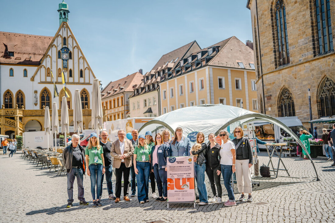 Amberg. Die "Viel Gut Tour" der Phineo gAG besuchte Amberg am 14. Mai 2025, um bürgerschaftliches Engagement zu fördern und setzte mit lokalen Organisationen einen gemeinsamen Stand am Marktplatz. Die Veranstaltung zielte darauf ab, die Vielfalt der freiwilligen Arbeit sichtbar zu machen und Besucher zum Mitmachen zu ermutigen.