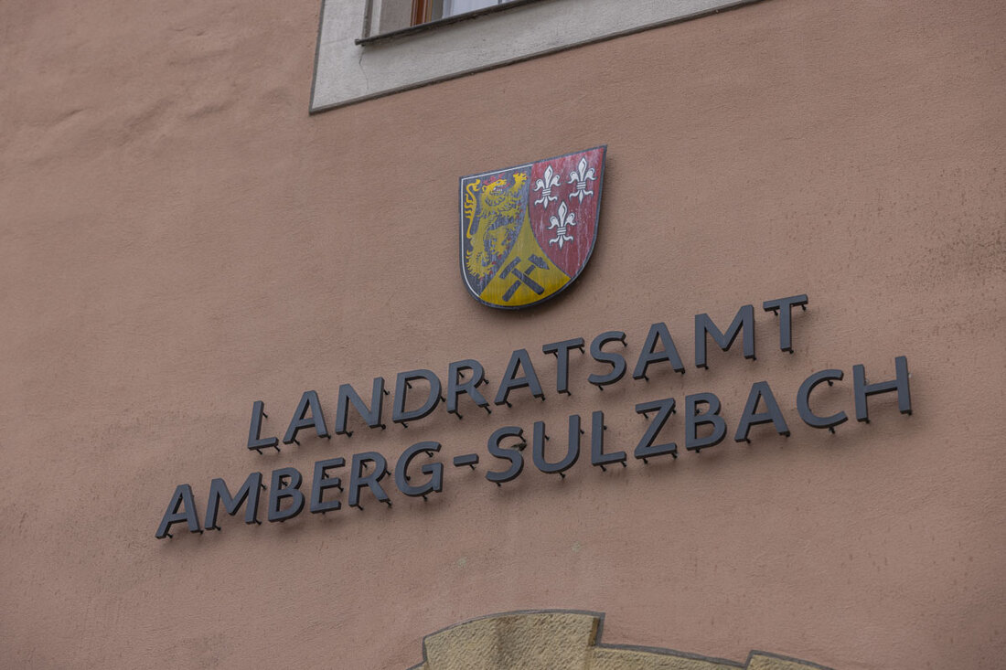 Amberg. Das Sachgebiet 54 des Landratsamts zieht um und ist vom 12. bis 16. Januar 2026 geschlossen. Jagdscheine und Waffenbesitzkarten gibt es ab 22. Januar 2026 nur in der Adalbert-Stifter-Straße 19.