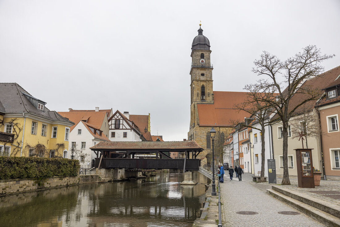 Amberg. Am Samstag schaltet die Stadt für eine Stunde die Denkmalbeleuchtung an mehreren historischen Gebäuden ab. Diese Aktion ist Teil der weltweiten "Earth Hour 2025" des WWF. Unter dem Motto "Licht aus. Stimme an. Für einen lebendigen Planeten" will Amberg ein Zeichen für den Klimaschutz setzen. Es ist das erste Mal, dass sich die Stadt an dieser Aktion beteiligt.