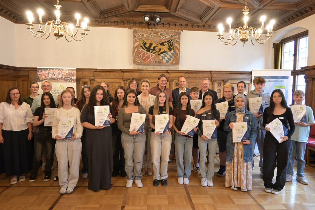 Amberg. 16 Schüler der Dreifaltigkeits-Mittelschule wurden für ihr ehrenamtliches Engagement im Projekt "Amberger Youngsters helfen" ausgezeichnet. Das Projekt fördert soziale Kompetenzen und wird ab 2025/2026 auf alle Amberger Schulen ausgeweitet.